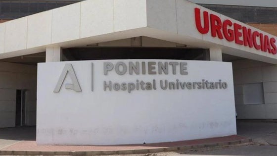 Tres menores, entre ellas dos bebés de meses, intoxicados en el incendio de una vivienda en Roquetas