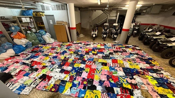 Incautan más de 4.000 prendas falsificadas en paseos marítimos en Roquetas