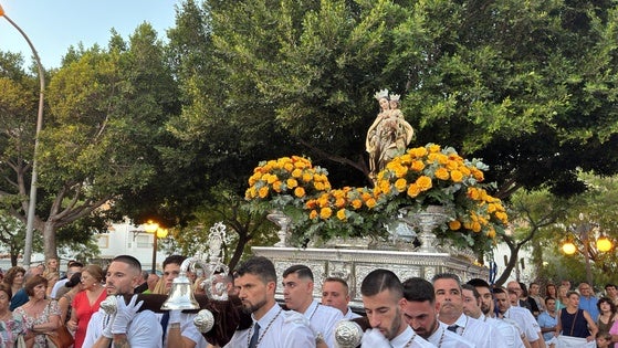 La Virgen del Carmen se pasea por las calles de Aguadulce para finalizar los festejos
