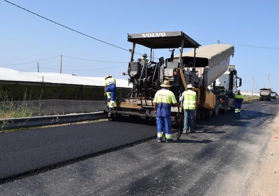 Trabajadores asfaltan una carretera en el municipio.