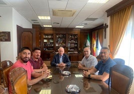 La reunión entre representantes de la asociación y el alcalde se llevó a cabo en el Ayuntamiento.