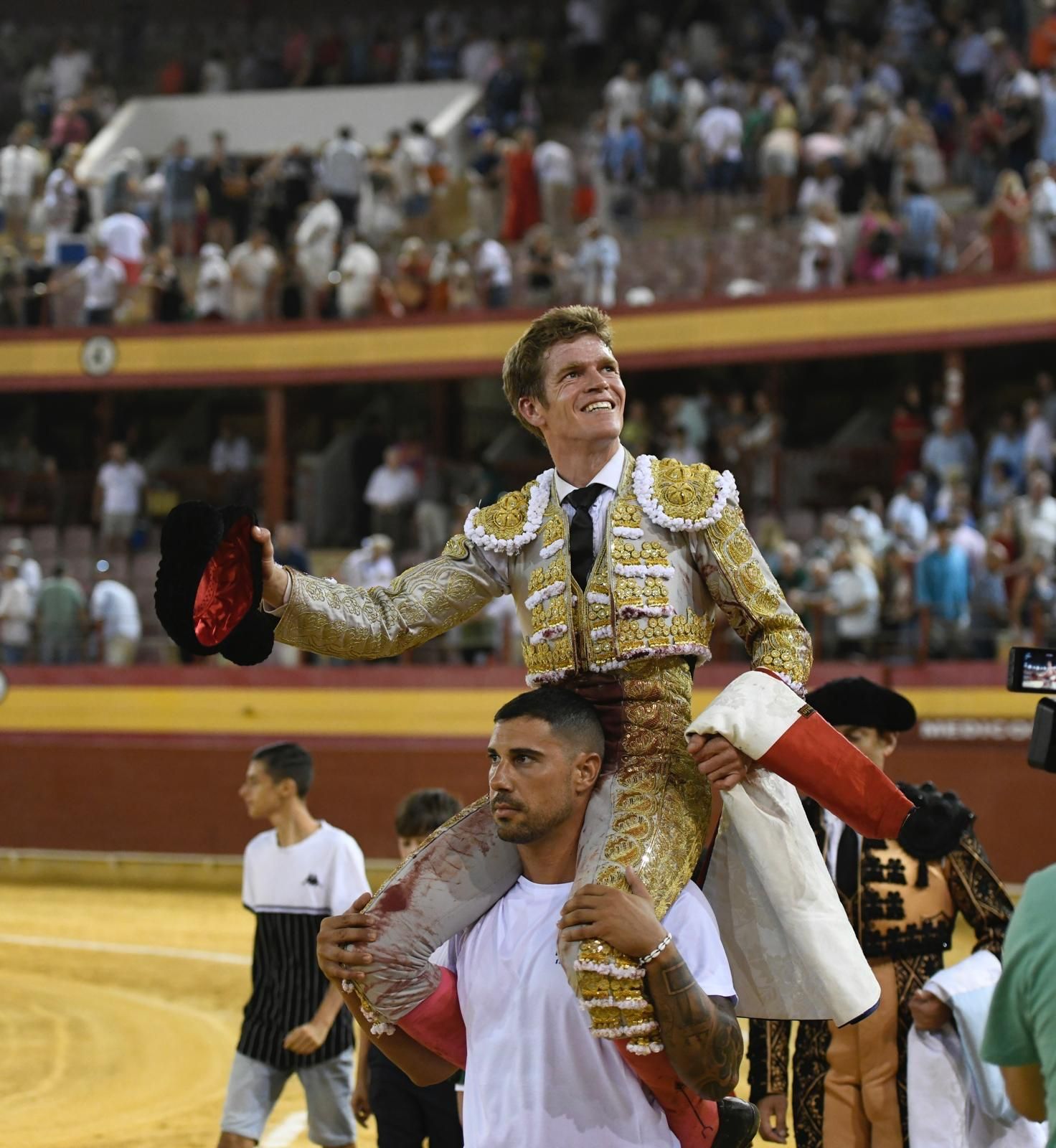 Borja Jiménez, Héctor Morales y el toro 'Vocero' triunfan en Roquetas