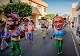 El desfile de gigantes y cabezudos, una de las actividades tradicionales de estos festejos.