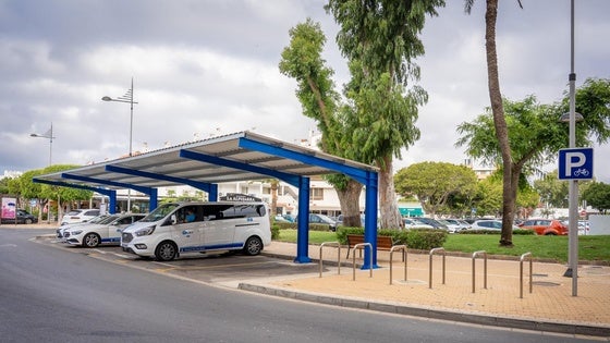 Roquetas renueva tres marquesinas para taxis con una inversión que supera los 45.000 euros