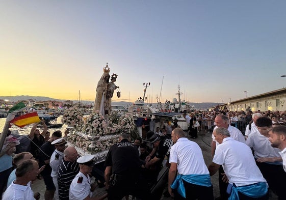 Instante de la procesión marítima de la Virgen del Carmen durante las Fiestas del Puerto de Roquetas.