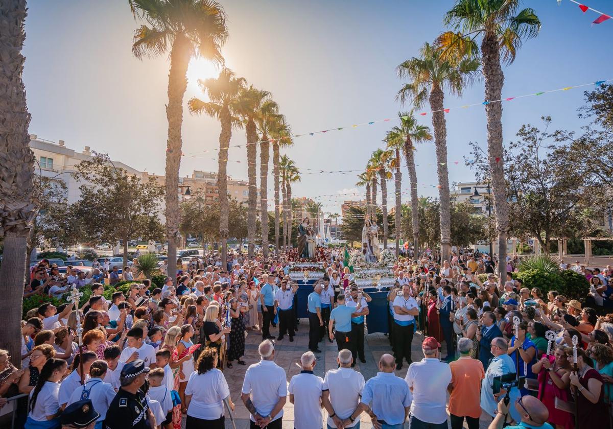 La Virgen del Carmen y Santa Ana dicen adiós a las Fiestas del Puerto de Roquetas, en imágenes