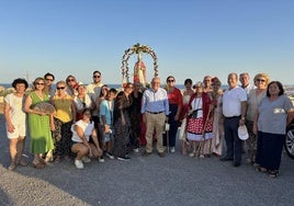 Foto de familia en la barriada.