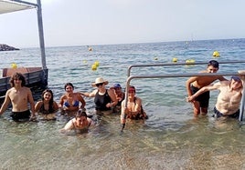 Foto de familia en la playa de Aguadulce.