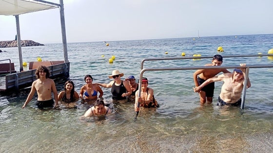 Usuarios del Centro de Estancias Diurnas de Las Cabañuelas se bañan en una playa de Aguadulce