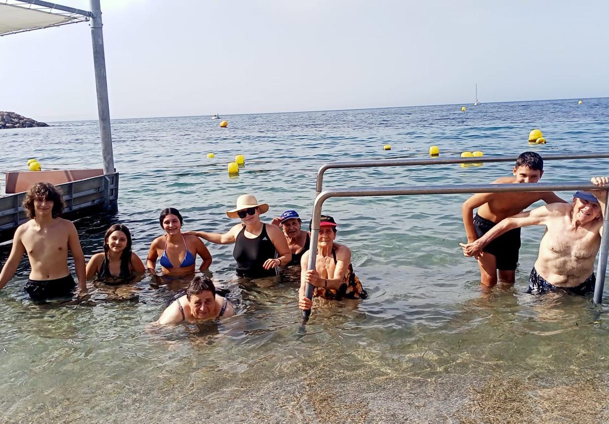 Foto de familia en la playa de Aguadulce.