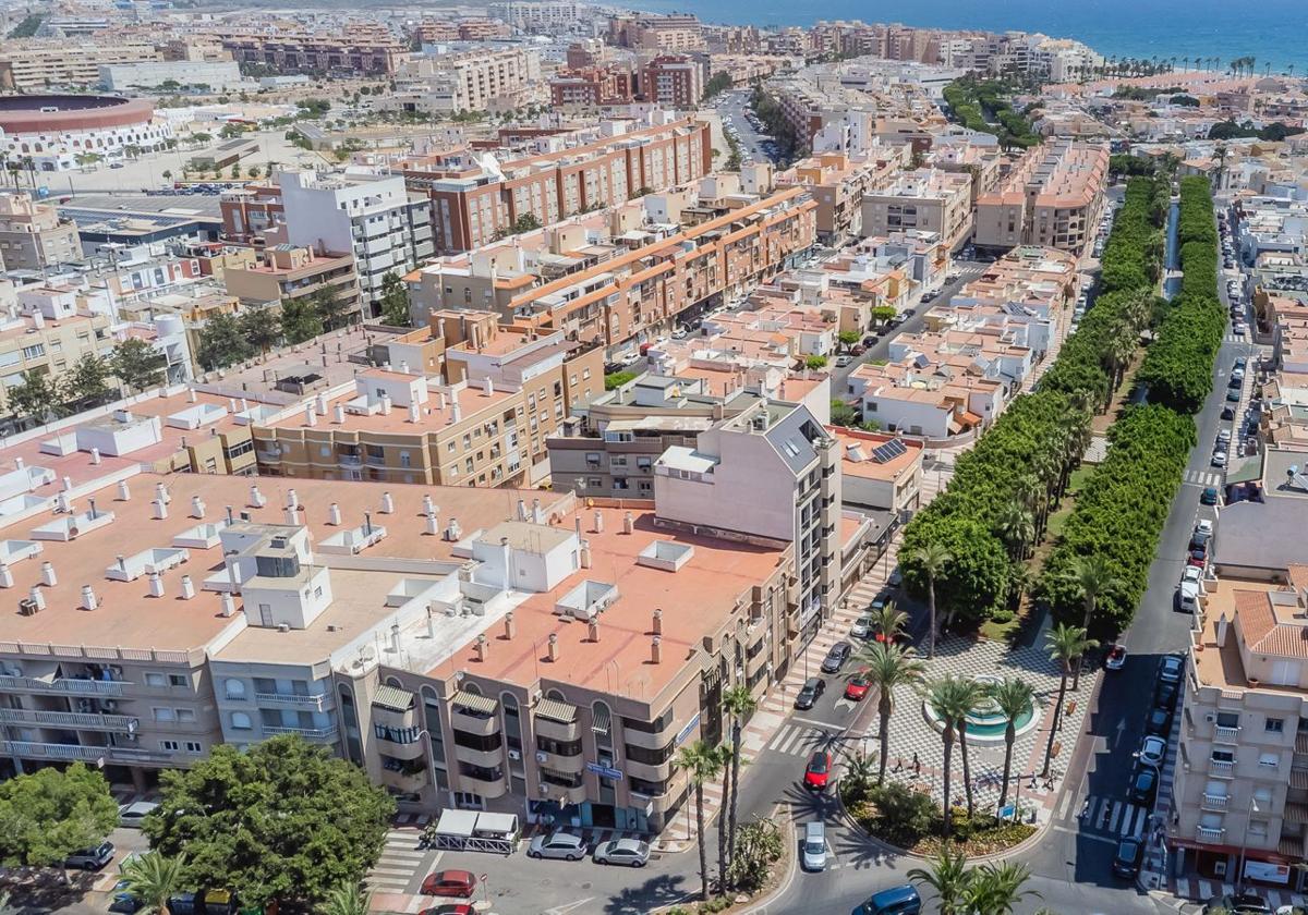 Panorámica de Roquetas de Mar donde se ve el Paseo de los Baños.