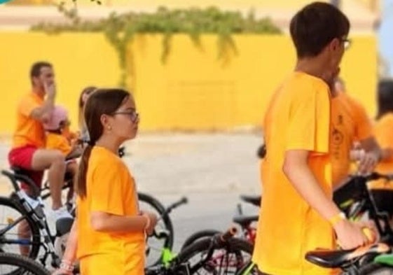 Jóvenes con sus bicicletas.