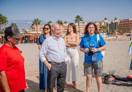 El alcalde de Roquetas de Mar, Gabriel Amat, visita una de las actividades en el municipio.