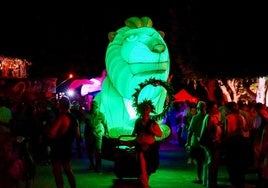 Un león fluorescente luminoso fue uno de los atractivos de la noche en la Villa de Vícar en este evento multitudinario.
