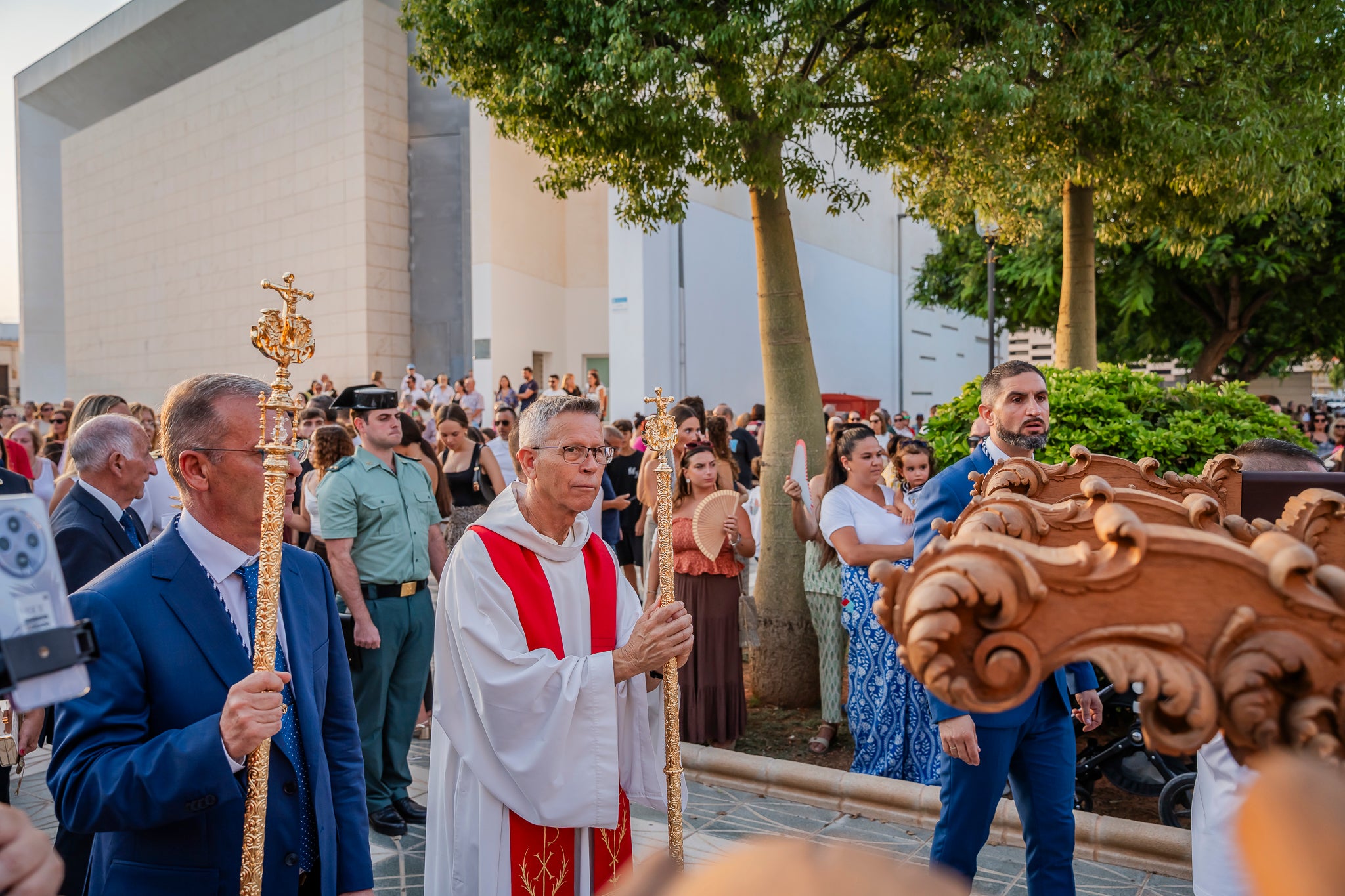 El Puerto de Roquetas revive su devoción con la procesión del Santísimo Cristo del Mar, en imágenes