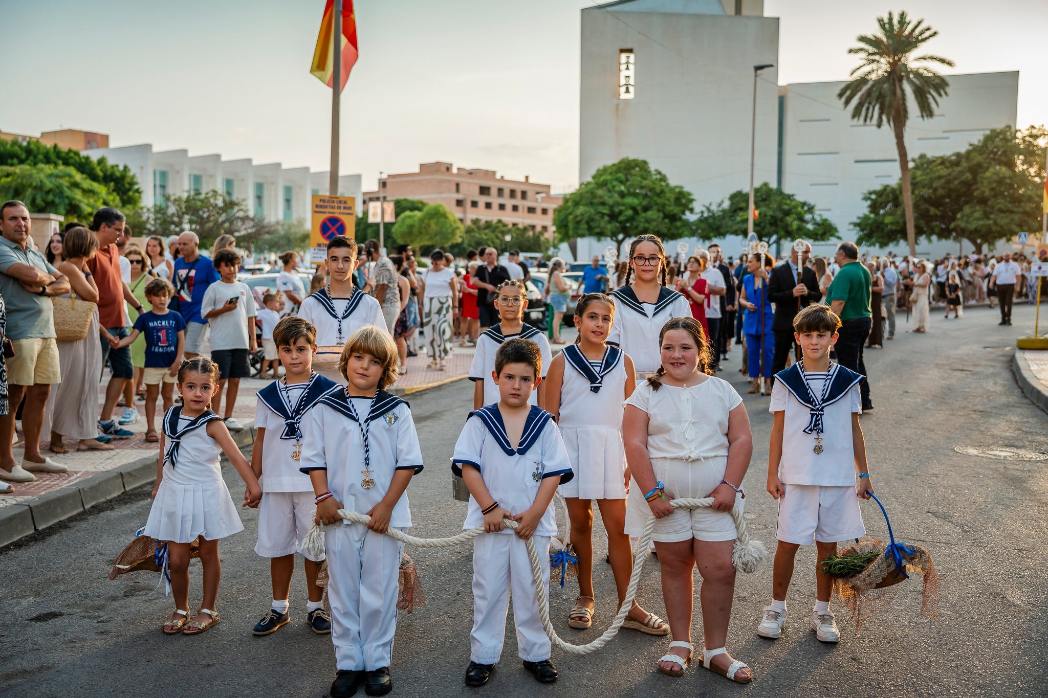 El Puerto de Roquetas revive su devoción con la procesión del Santísimo Cristo del Mar, en imágenes