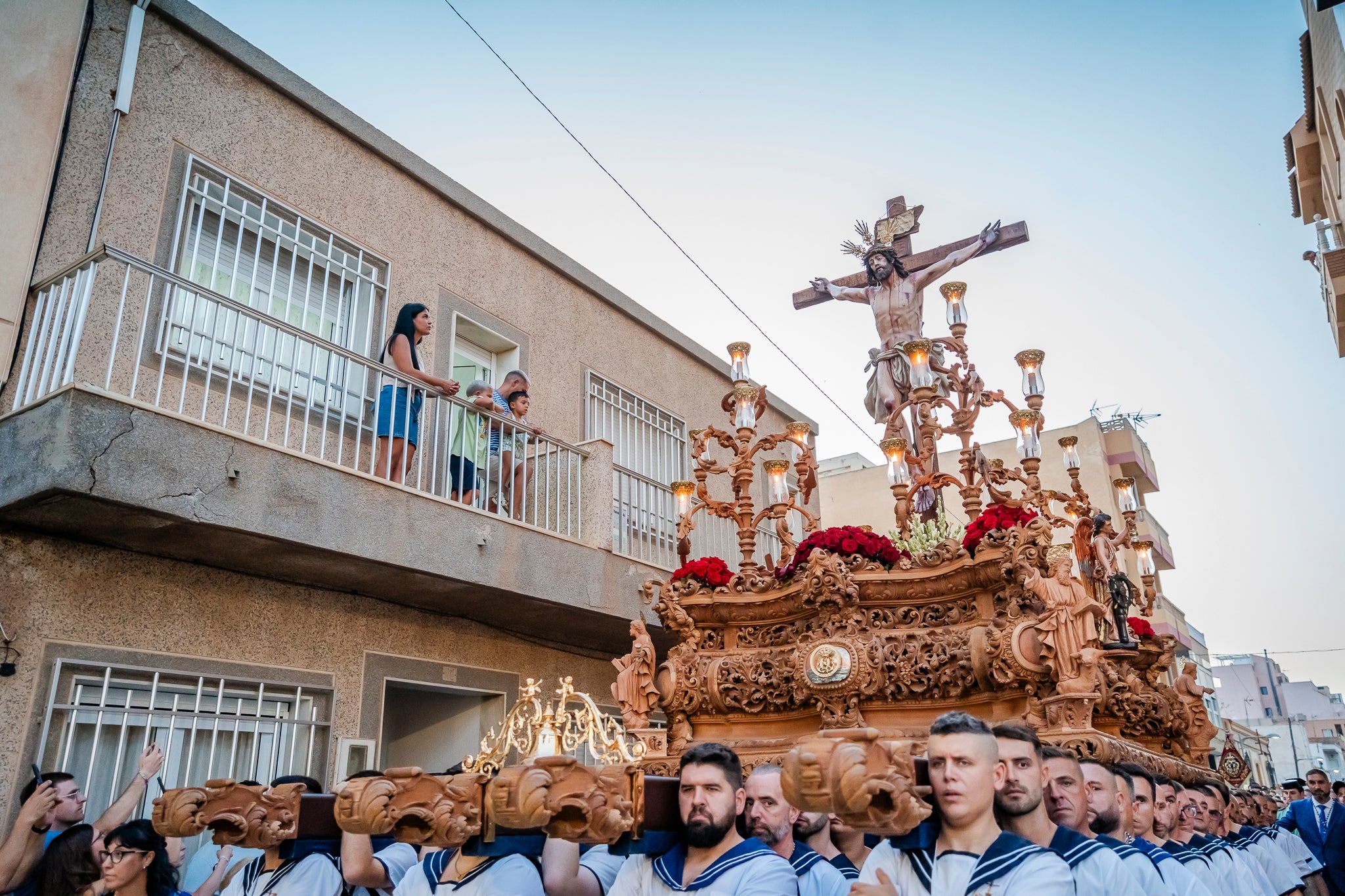 El Puerto de Roquetas revive su devoción con la procesión del Santísimo Cristo del Mar, en imágenes