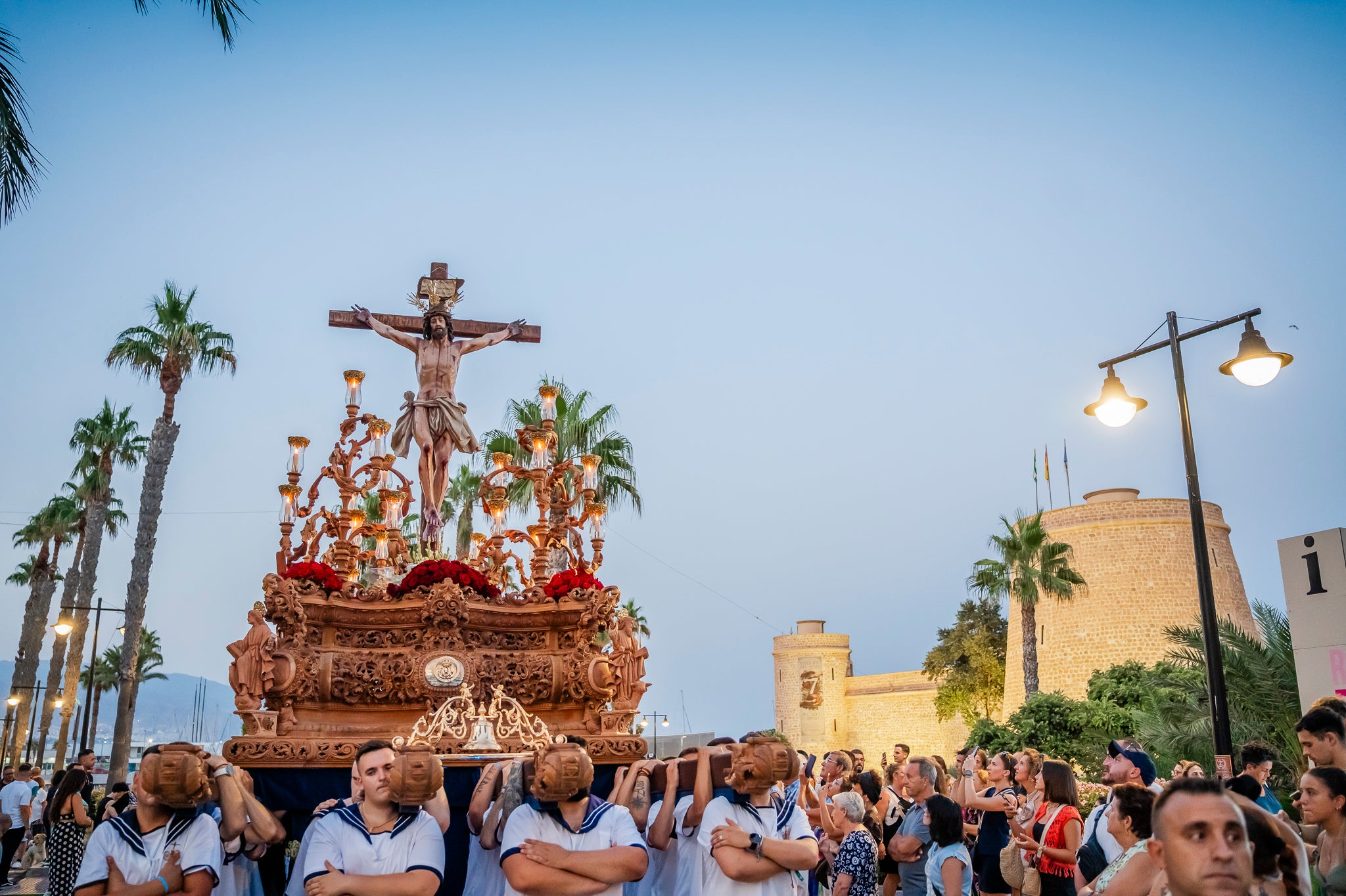 El Puerto de Roquetas revive su devoción con la procesión del Santísimo Cristo del Mar, en imágenes