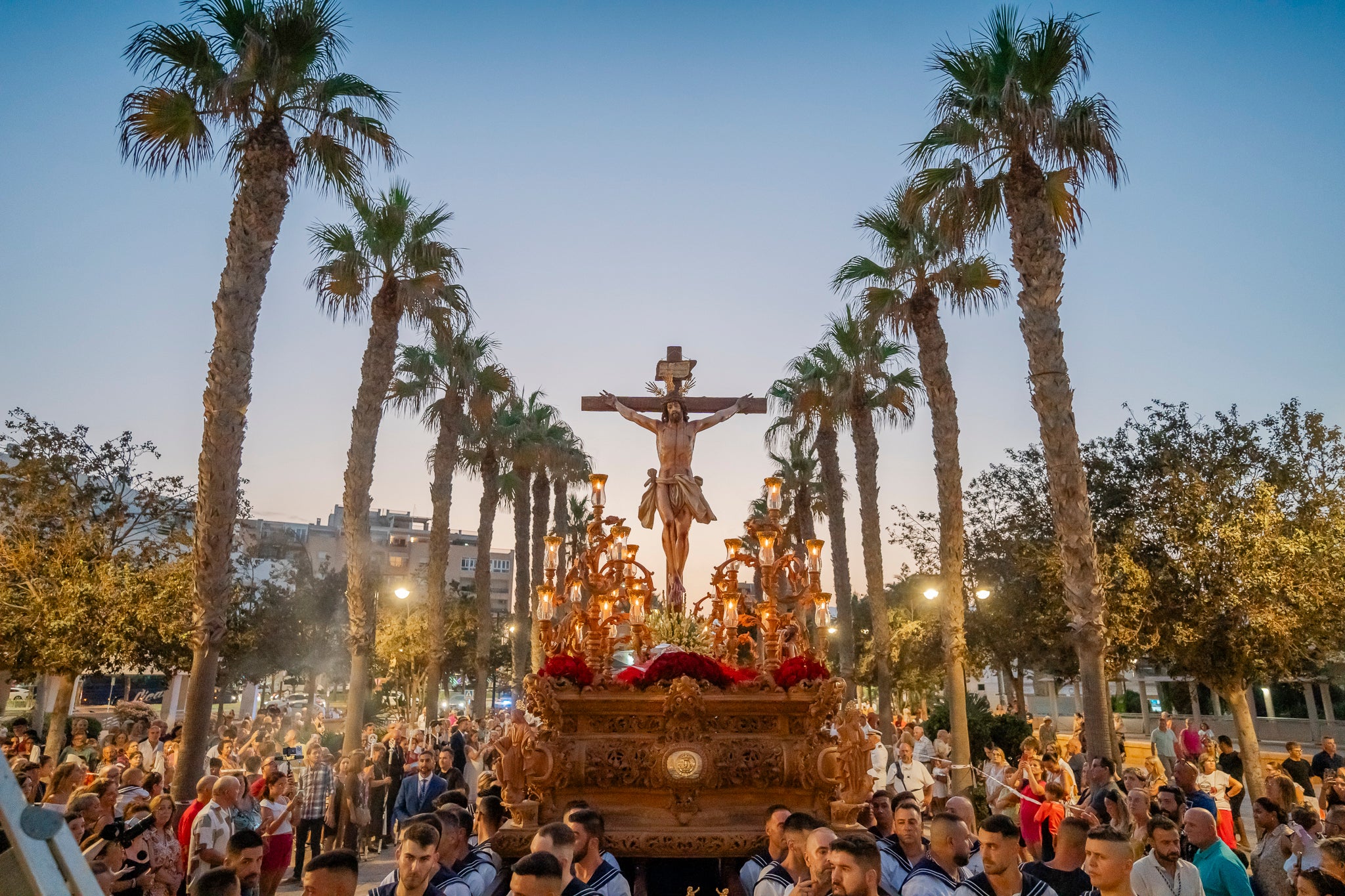 El Puerto de Roquetas revive su devoción con la procesión del Santísimo Cristo del Mar, en imágenes