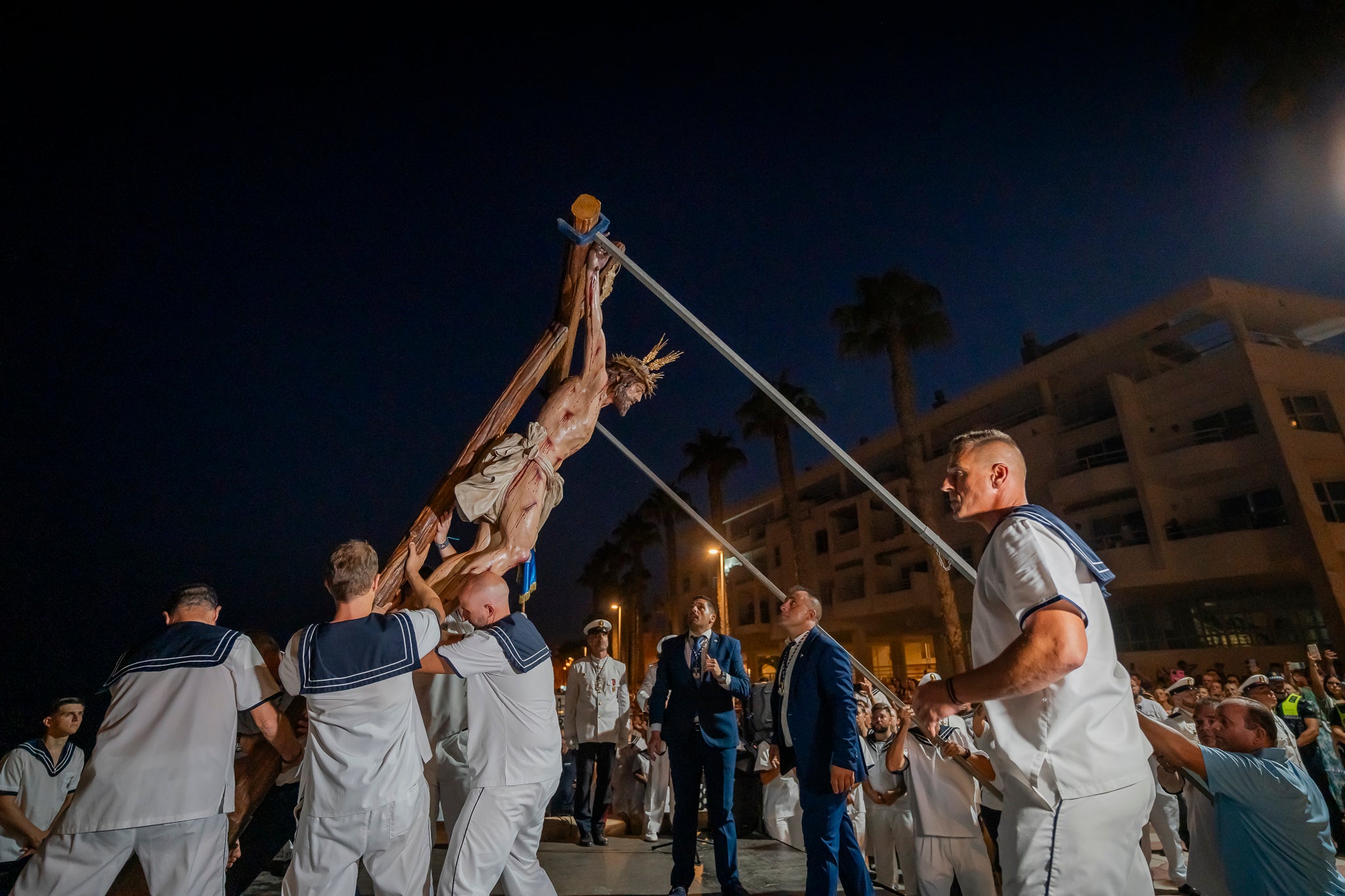 El Puerto de Roquetas revive su devoción con la procesión del Santísimo Cristo del Mar, en imágenes