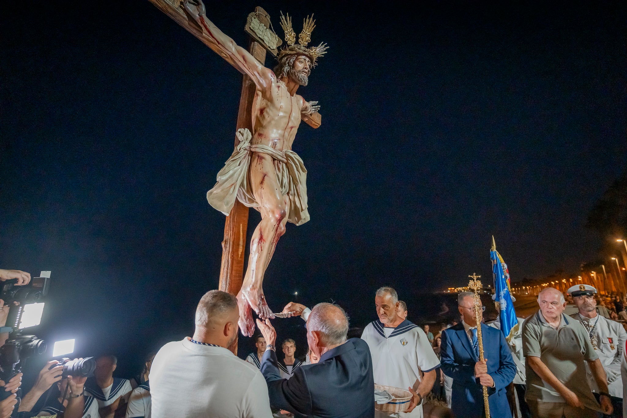 El Puerto de Roquetas revive su devoción con la procesión del Santísimo Cristo del Mar, en imágenes