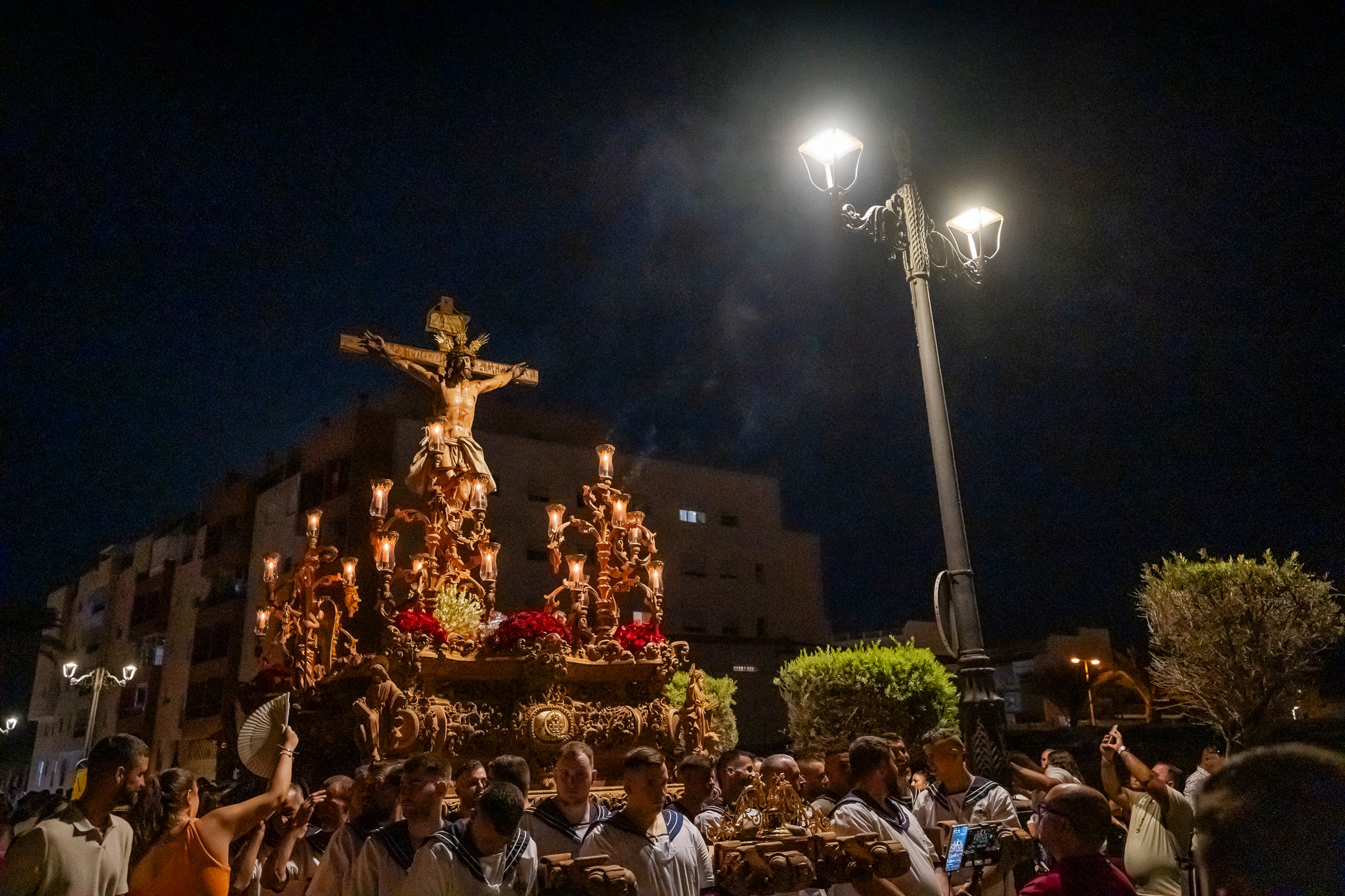 El Puerto de Roquetas revive su devoción con la procesión del Santísimo Cristo del Mar, en imágenes
