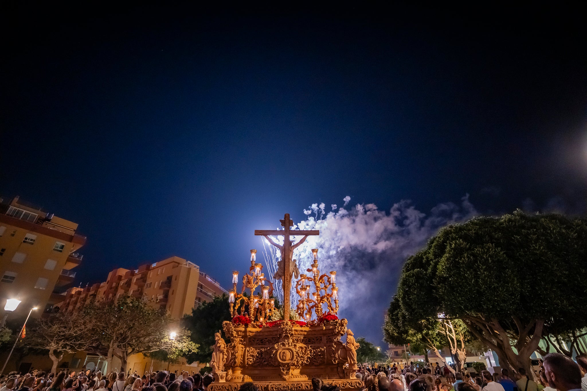El Puerto de Roquetas revive su devoción con la procesión del Santísimo Cristo del Mar, en imágenes