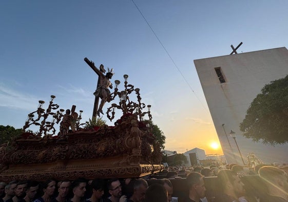 La tradicional procesión del Cristo del Mar en un momento de su largo recorrido por la localidad de Roquetas.