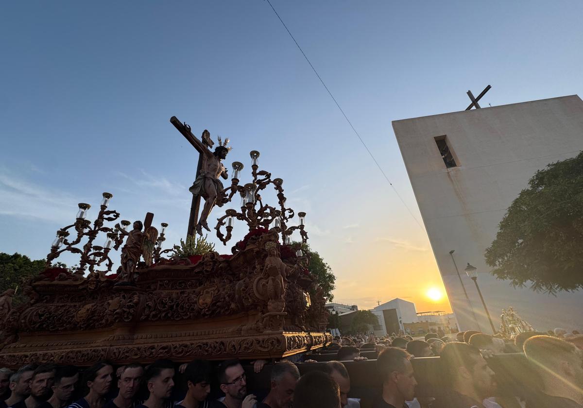 La tradicional procesión del Cristo del Mar en un momento de su largo recorrido por la localidad de Roquetas.