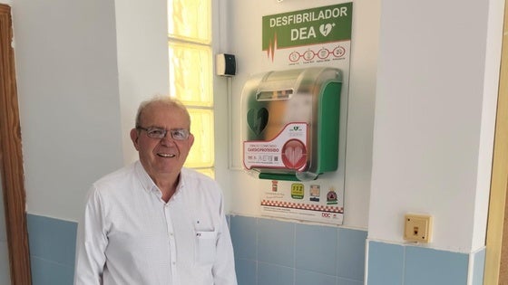 Vícar instala cinco nuevos desfibriladores en distintos lugares del municipio