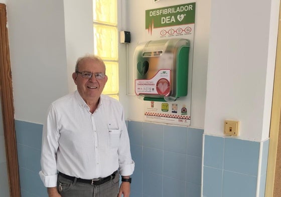El alcalde de Vícar junto a uno de los desfibriladores.