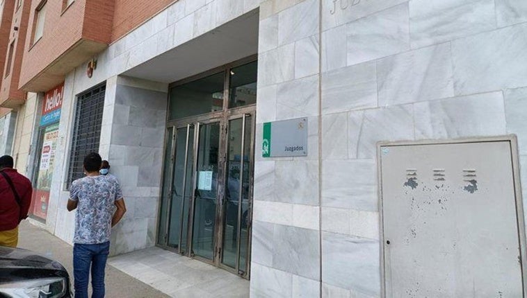 Cuatro meses para el hombre que agredió a guardias civiles cuando merodeaba por la vivienda de su expareja