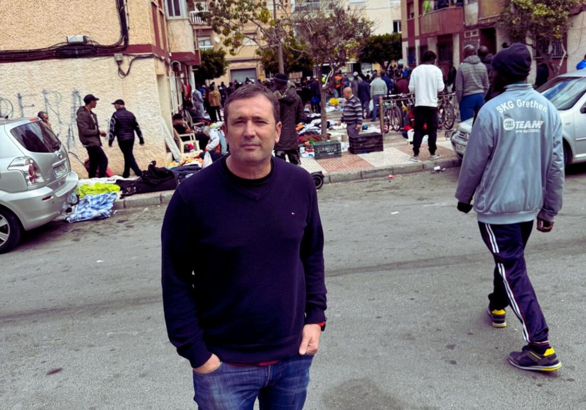 El concejal socialista, Rafael Torres, en la barriada de Las 200 Viviendas.