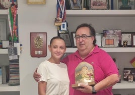 La jugadora de cucaña, Lola Fernández Ocaña junto al concejal roquetero, José Juan Rubí.