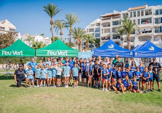 Una foto grupal de asistentes a esta iniciativa veraniega en el municipio de Roquetas.