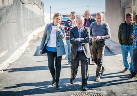 El alcalde de Roquetas de Mar, Gabriel Amat, visita uno de los caminos rurales del municipio.