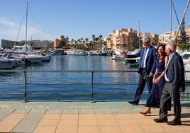 El alcalde del municipio, Gabriel Amat, visita el Puerto de Roquetas junto a la consejera de la Junta de Andalucía, Rocío Díaz.