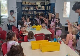 Niños y niñas disfrutan de actividades en una biblioteca del municipio.