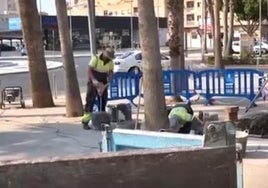 Un trabajador lleva a cabo distintas labores en el municipio costero.