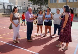 El alcalde charla con mujeres en un centro educativo.