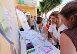 Una de las mesas informativas en el municipi vicario.