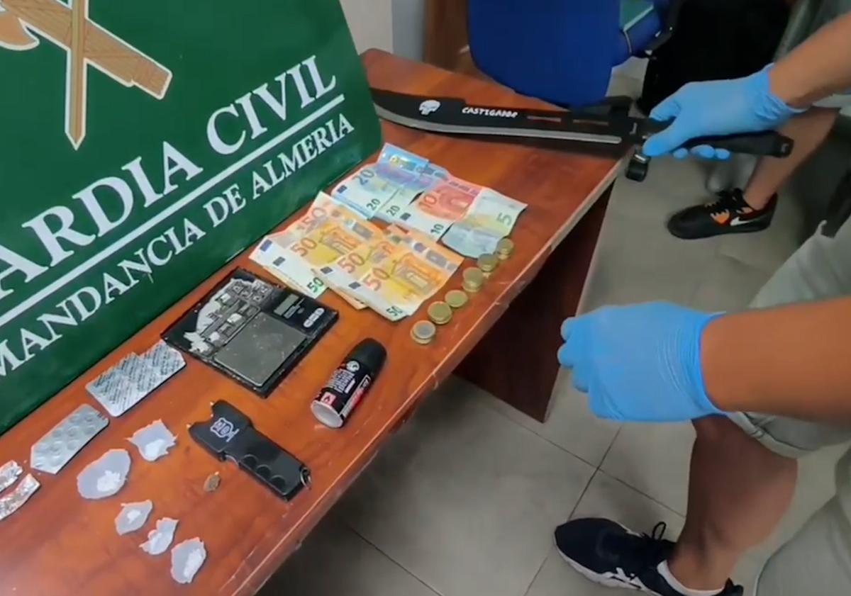 Imagen principal - Dos detenidos en Roquetas de Mar al desmantelar un punto de venta de droga