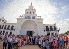 Vicarios disfrutan de su visita a El Rocío, en la provincia onubense.