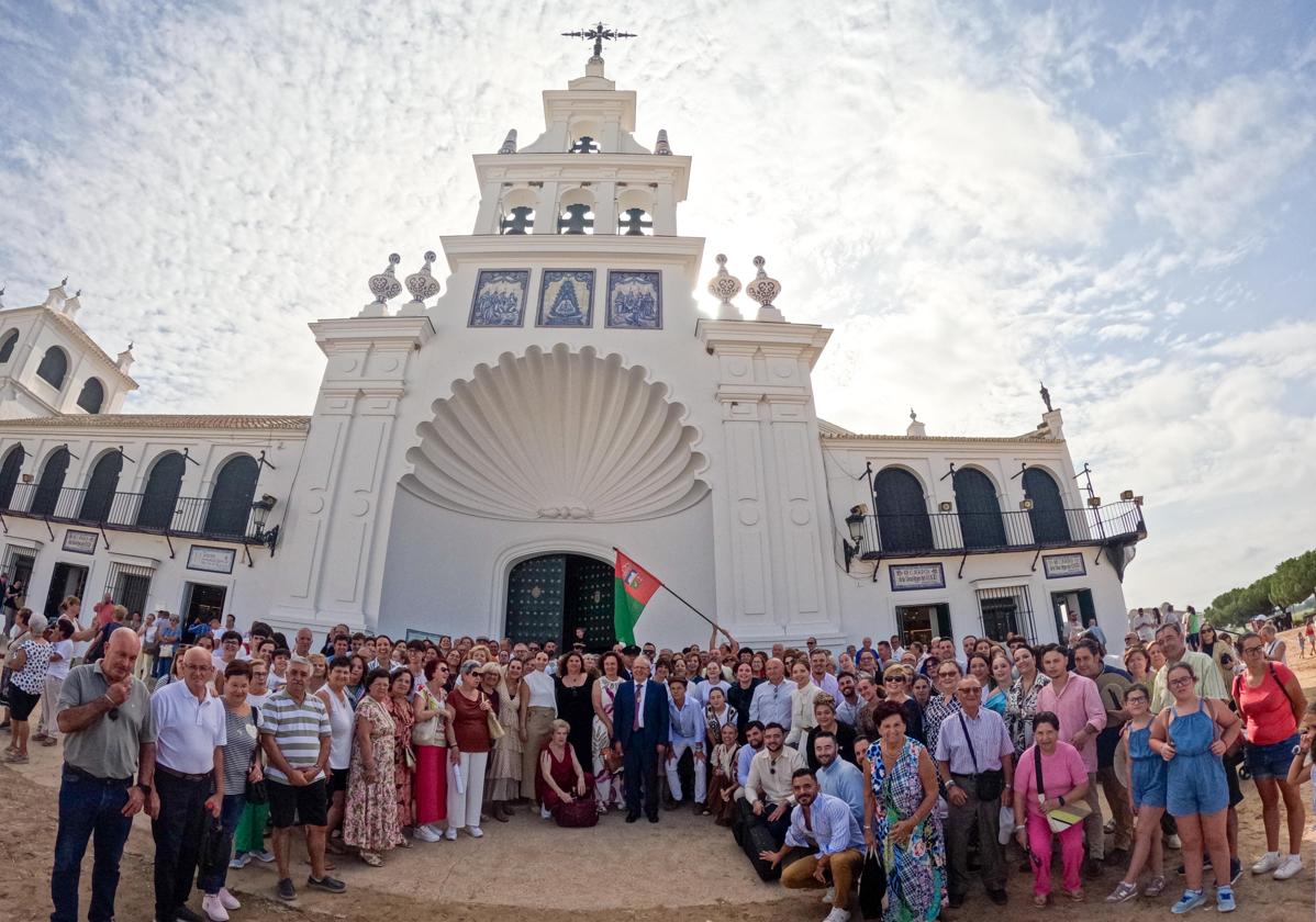 Vicarios disfrutan de su visita a El Rocío, en la provincia onubense.