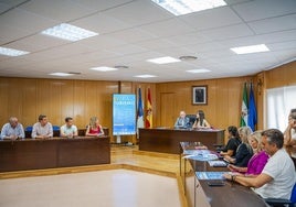 La presentación del acto se llevó a cabo en el Salón de Plenos del Ayuntamiento de Roquetas.