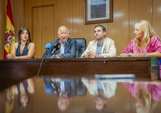 Presentación del acto en el Salón de Plenos del Ayuntamiento de Roquetas.