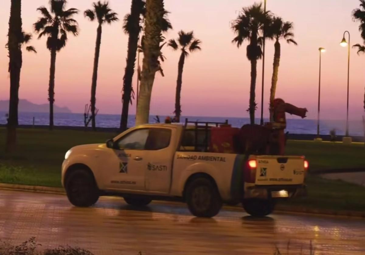 Uno de los Vehículos de Athisa Medio Ambiente fumiga durante el amanecer en Roquetas