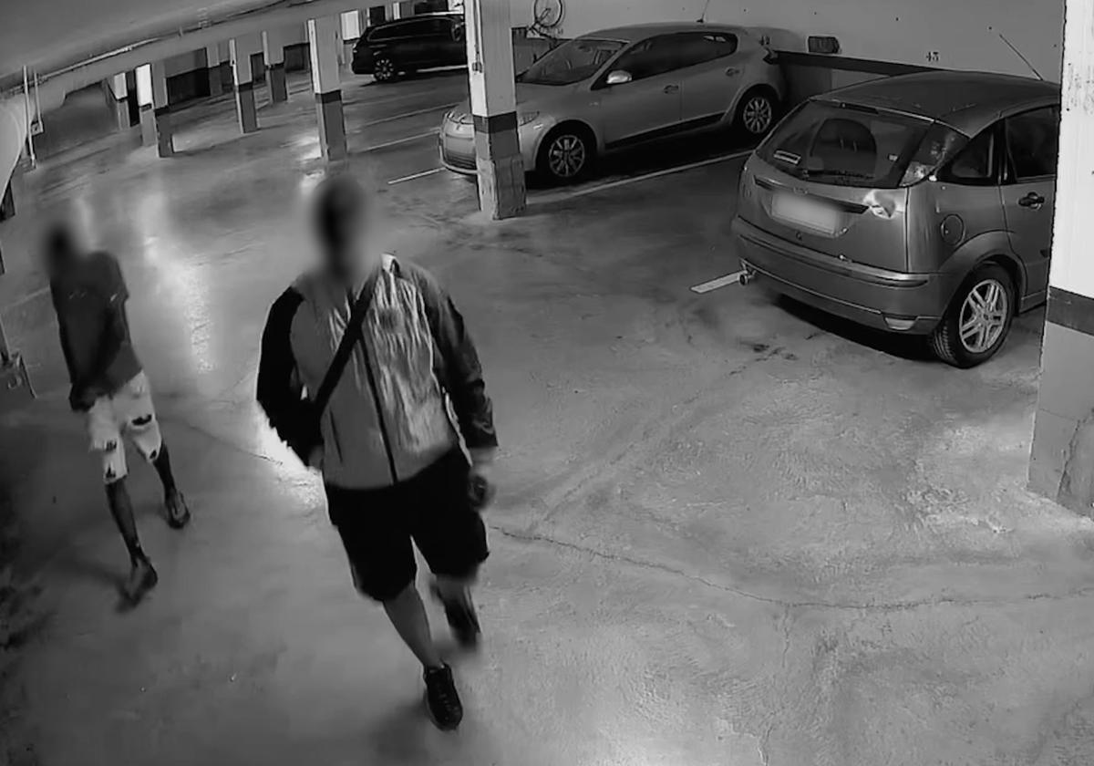 Grabación de los dos detenidos en el garaje donde se robaron dos vehículos.