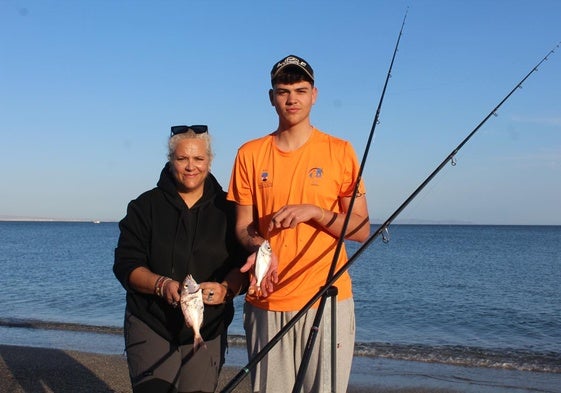 Cristina y Mariano, en la Playa de la Romanilla, con pescados, posan para IDEAL.