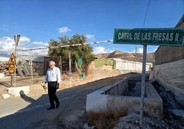 El alcalde supervisa las obras.